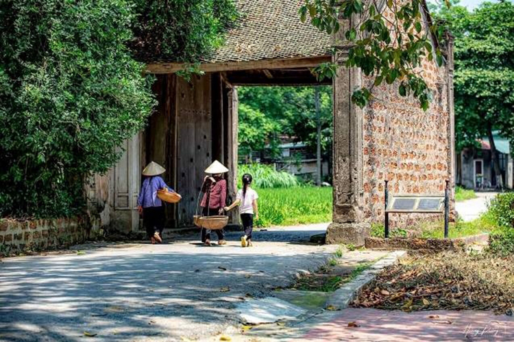 Thăm quan làng cổ Đường Lâm