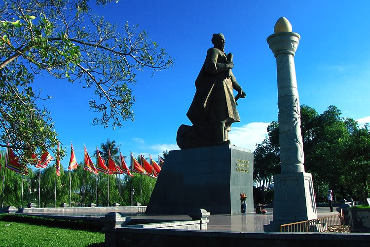 Hồ Vị Xuyên và Tượng đài Trần Hưng Đạo